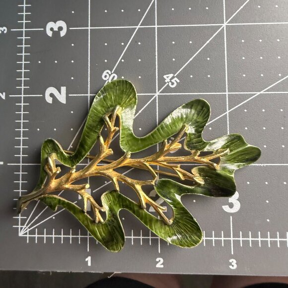 Vintage Sarah Coventry Enamel Oak Leaf Brooch Gold And Green Finish Elegant Cost - Picture 6 of 6